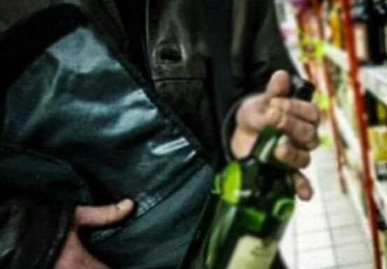 Tânără reținută într-un dosar de furt calificat