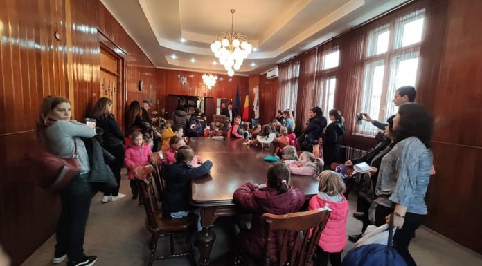 Două grădinițe în vizită la Primăria Târgu Jiu