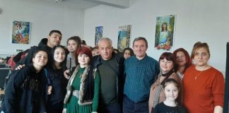 Proiectul ,,Petale de suflet” continuă – Meloterapeutul Iovu a încântat elevii Liceului de Arte ,,Constantin Brăiloiu” din Târgu-Jiu!