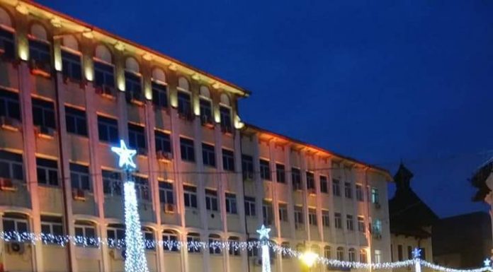 Vezi ce tânără aprinde iluminatul de sărbători, la Târgu Jiu