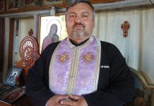 Educaţia…şi Lecţia de viaţă – Preotul care sfinţeşte lemnul şi înfrumuseţează biserica sfinţitoare de oameni!