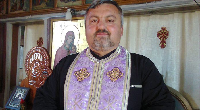 Educaţia…şi Lecţia de viaţă – Preotul care sfinţeşte lemnul şi înfrumuseţează biserica sfinţitoare de oameni!