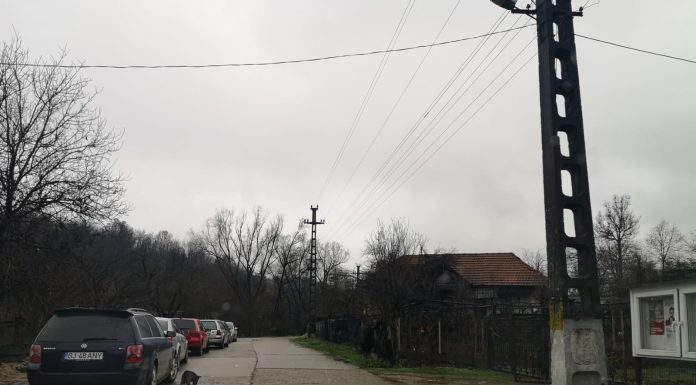 Afișe electorale, sub cheie, vizavi de secția de votare nr.186 Pinoasa!