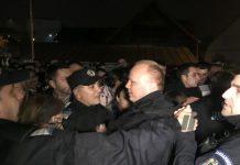 Înghesuială și leșinuri la predarea sacilor cu buletinele de vot!