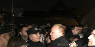 Înghesuială și leșinuri la predarea sacilor cu buletinele de vot!