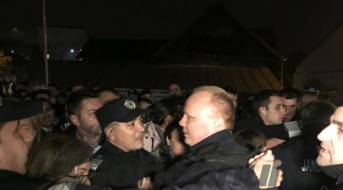 Înghesuială și leșinuri la predarea sacilor cu buletinele de vot!