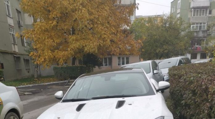 Anchetă criminalistică a IPJ Gorj în cazul unui Jaguar F-Type cu numere de București, abandonat pe o stradă din Târgu-Jiu! Autoturismul era furat