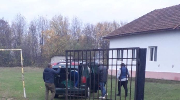 FOTO: Turism electoral la Drăguțești! Votanții, transportați și în portbagaj