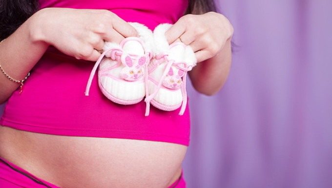 VIDEO: O elevă de 15 ani din Rovinari a rămas gravidă cu colegul ei de bancă! În aceeași clasă, încă două colege însărcinate