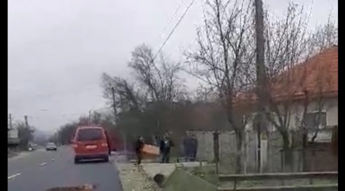 Șeful de post și doi membrii din secție, cu urna mobilă, acasă la pensionara care a parcurs un kilometru până la magazin!