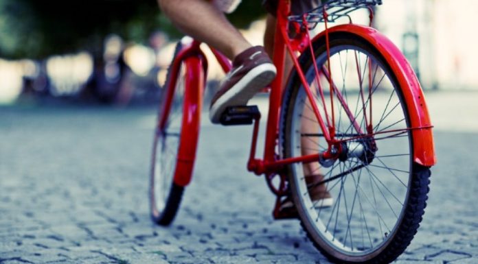 Hoț prins pe bicicleta pe care o furase din parcarea unui supermarket din Târgu-Jiu