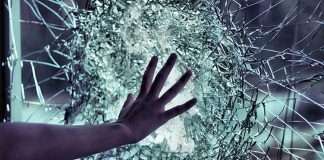 Și-a amenințat tatăl cu moartea și i-a spart geamurile casei