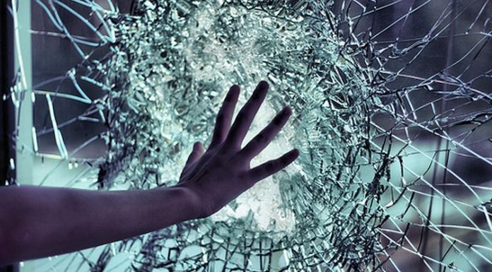 Și-a amenințat tatăl cu moartea și i-a spart geamurile casei