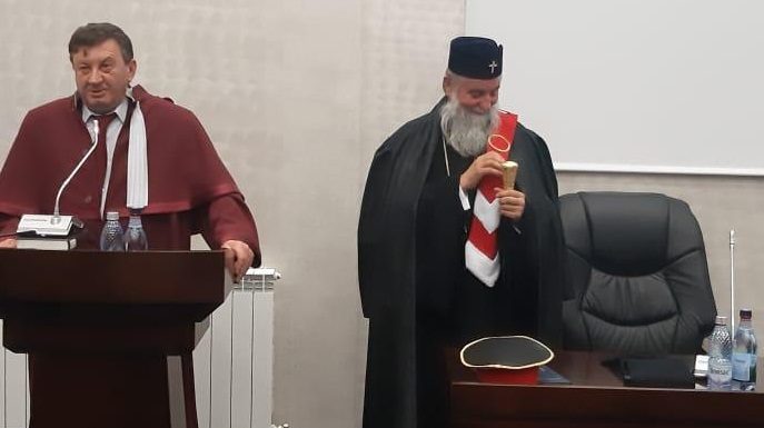 Educaţia…şi Lecţia de viaţă – II. Acordarea Titlului de Doctor Honoris Causa Magna Cum Laude, Înalpreasfinţitului acad. dr. Irineu, Mitropolitul Olteniei – ,,Trăim într-un mediu în care nu neapărat lăudăm persoanele, ci, lăudăm darul Lui Dumnezeu”!