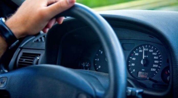 Tânăr fără permis, prins de polițiști în mașină cu tatăl său