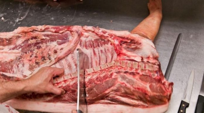 Peste 100 de kilograme de carne fără acte, oprite de la comercializare