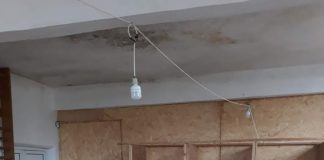 Secție de votare, amenajată printre ruine la Padeș! A plouat peste tavanul secției, în școala fără acoperiș