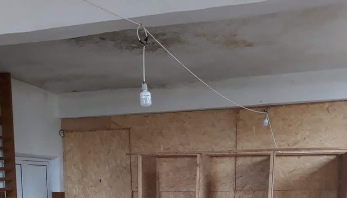 Secție de votare, amenajată printre ruine la Padeș! A plouat peste tavanul secției, în școala fără acoperiș