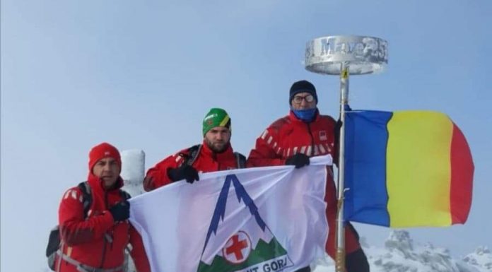 Drapelul României, arborat de salvamonștii gorjeni pe vârfurile Oslea și Parângul Mare