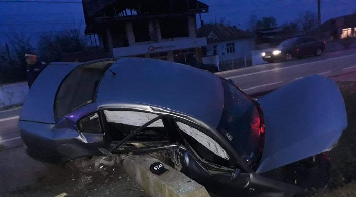 FOTO: Un șofer a fugit, după ce s-a izbit violent cu mașina de un cap de pod din Bîlteni