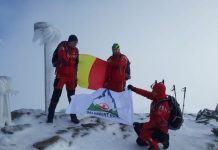 Steagul României, arborat de salvamontişti, în masivele Vâlcan şi Parâng