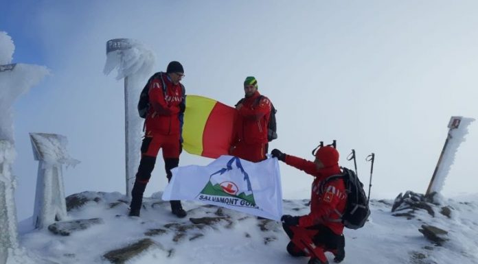Steagul României, arborat de salvamontişti, în masivele Vâlcan şi Parâng