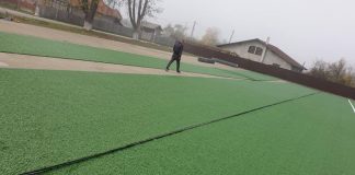 Moș Crăciun le aduce elevilor din Budieni și un teren cu gazon sintetic