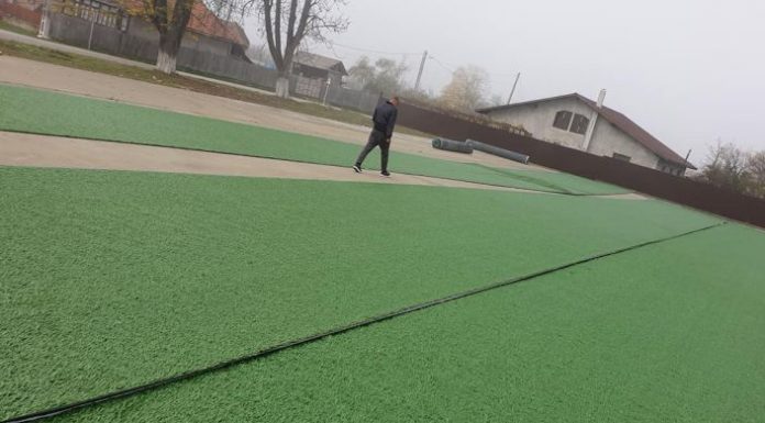 Moș Crăciun le aduce elevilor din Budieni și un teren cu gazon sintetic