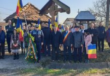 Cinci coroane de flori, depuse la monumentele eroilor din Scoarța!