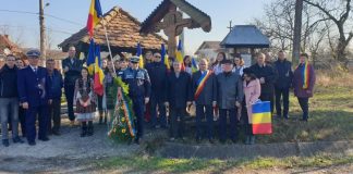 Cinci coroane de flori, depuse la monumentele eroilor din Scoarța!