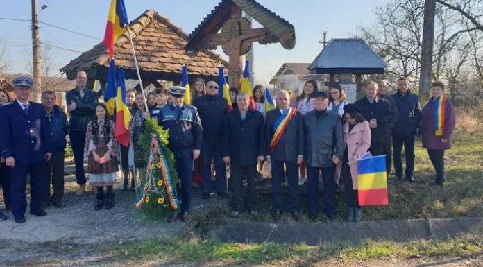 Cinci coroane de flori, depuse la monumentele eroilor din Scoarța!