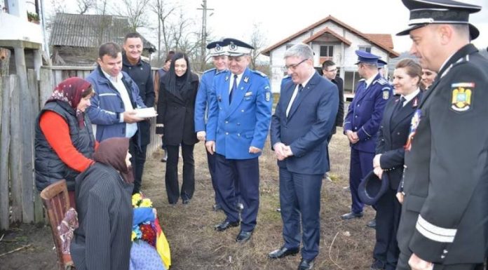 Două femei născute în 1918, vizitate de prefect, polițiști, jandarmi și pompieri