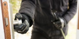 Furt din casa unei femei care se afla la muncă, în străinătate