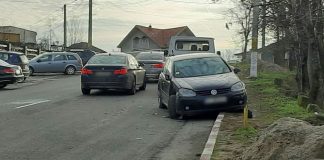 Mașină răsturnată pe plafon, în urma unei tamponări, la Târgu-Cărbunești