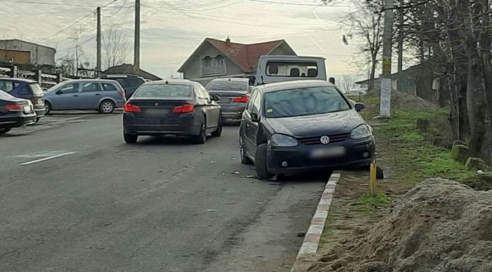 Mașină răsturnată pe plafon, în urma unei tamponări, la Târgu-Cărbunești