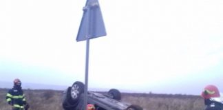 O șoferiță s-a răsturnat cu mașina în șanț