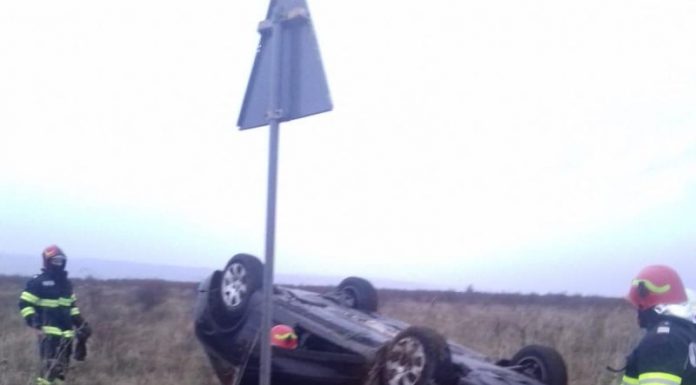 O șoferiță s-a răsturnat cu mașina în șanț