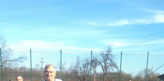 VIDEO: La inaugurarea noului teren sintetic de la Budieni, primarul Stamatoiu a înlocuit costumul cu echipamentul sportiv!