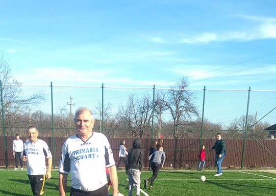 VIDEO: La inaugurarea noului teren sintetic de la Budieni, primarul Stamatoiu a înlocuit costumul cu echipamentul sportiv!
