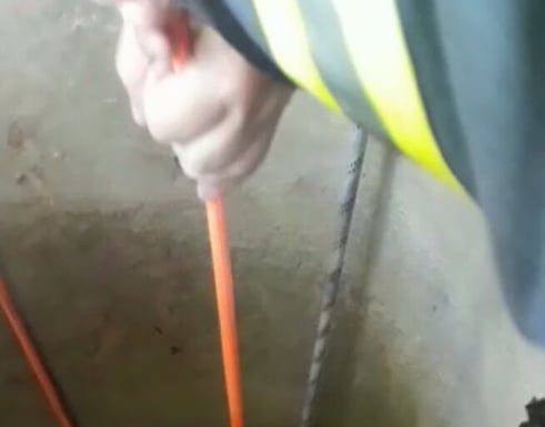 FOTO: Femeie salvată de pompieri, după ce a căzut în fântână