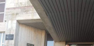 Peste o sută de grefieri au protestat pe scările Palatului Justiției, în Târgu-Jiu