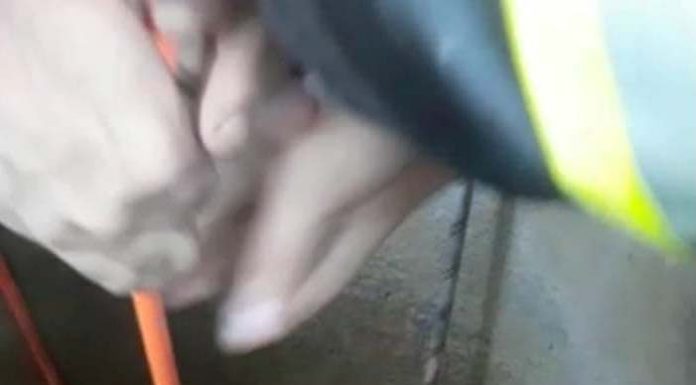 Bătrână salvată de pompieri, după ce a căzut în fântână