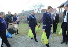 Surpriza polițiștilor pentru o tânără din Turcinești și fiica acesteia de doi ani