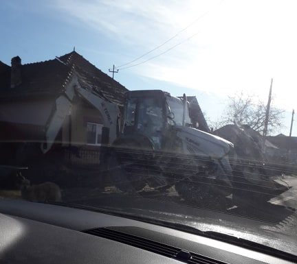 Acuzații! Buldoexcavatorul Primăriei Arcani a deservit la domiciliu rude de-ale primarului!