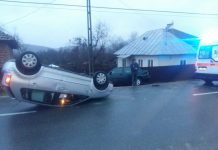 Mașină răsturnată pe plafon, în accident, la Glogova