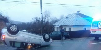Mașină răsturnată pe plafon, în accident, la Glogova