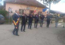 Hora Unirii, în centrul comunei Dănești! Fasole și cârnați, din buzunarul primarului, a consilierilor PNL și a câtorva cetățeni
