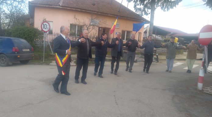 Hora Unirii, în centrul comunei Dănești! Fasole și cârnați, din buzunarul primarului, a consilierilor PNL și a câtorva cetățeni