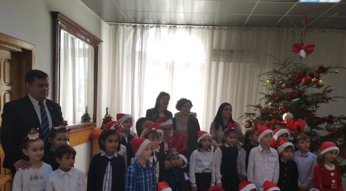 Elevii claselor I de la Școala „Pompiliu Marcea” au pornit la colindat