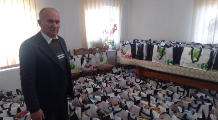 Peste 400 de pachete de câte 100 de lei pentru copiii de la școlile din Dănești!